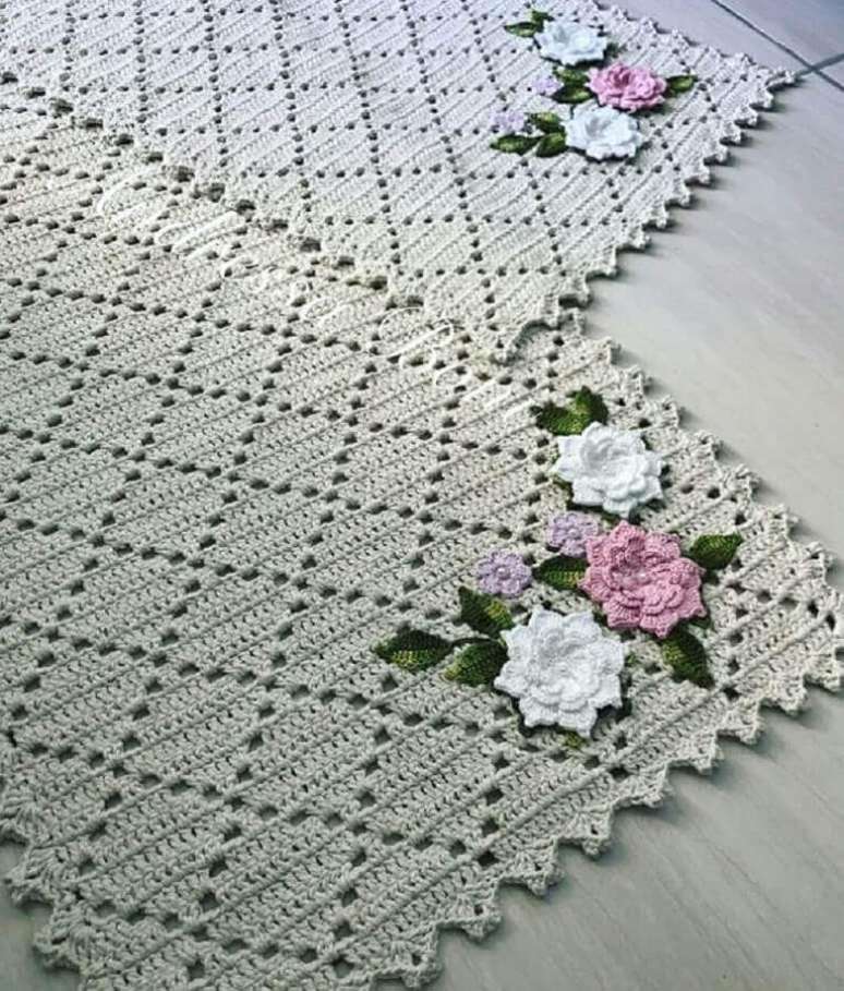 37. Delicado tapete de crochê com flores – Foto: Pinterest