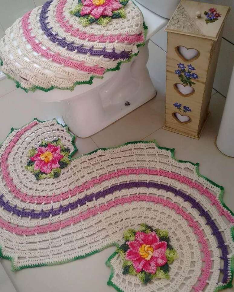 38. Modelo diferente de tapete de crochê com flores para decoração de banheiro – Foto: Jarra Hotel