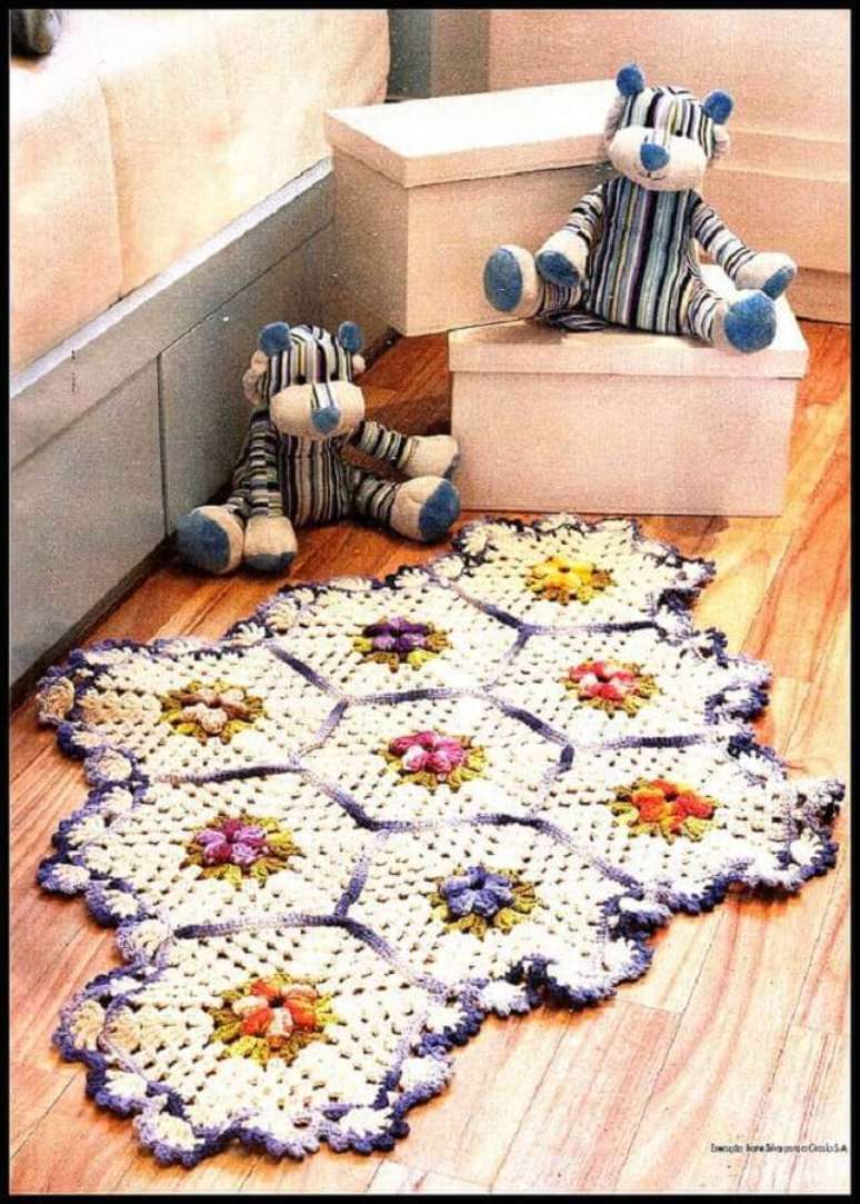 39. Decoração para quarto com modelo diferente de tapete de crochê com flores – Foto: Stylowi
