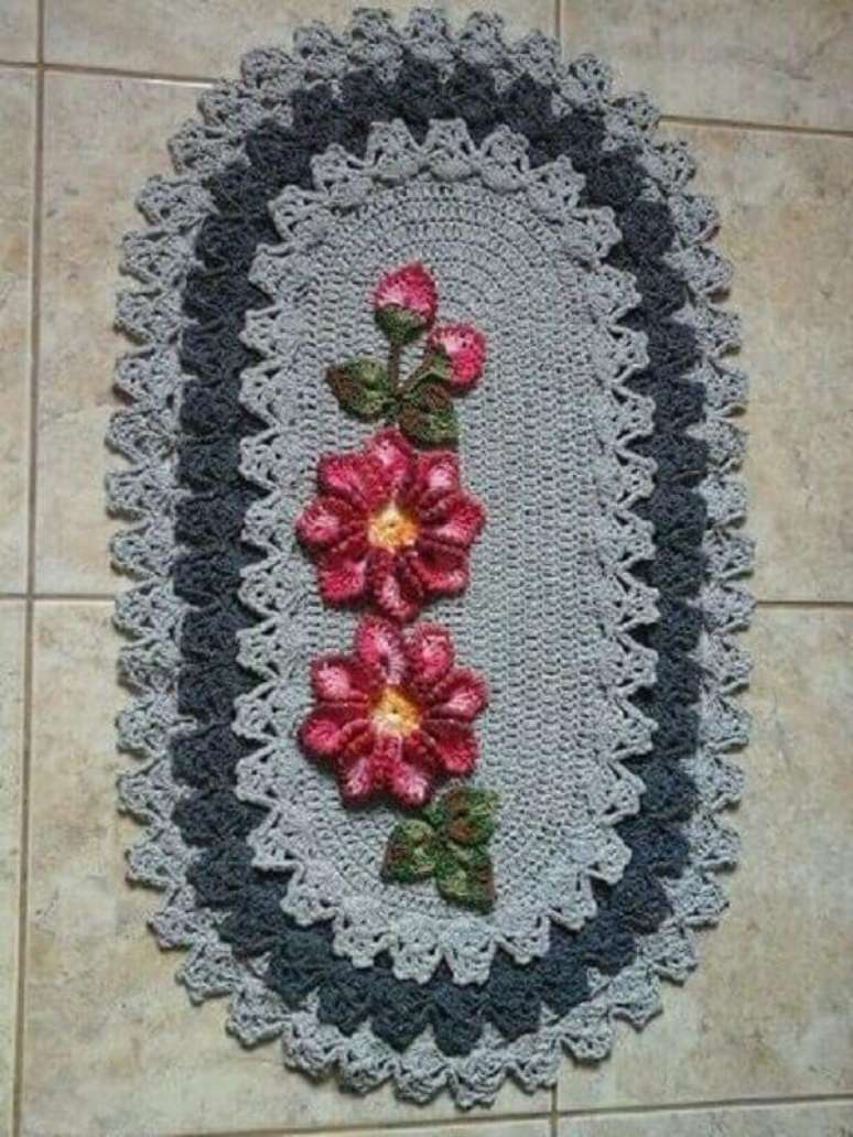 40. O tapete de crochê oval com flor é muito utilizados em ambientes estreitos como corredores – Foto: Pinterest