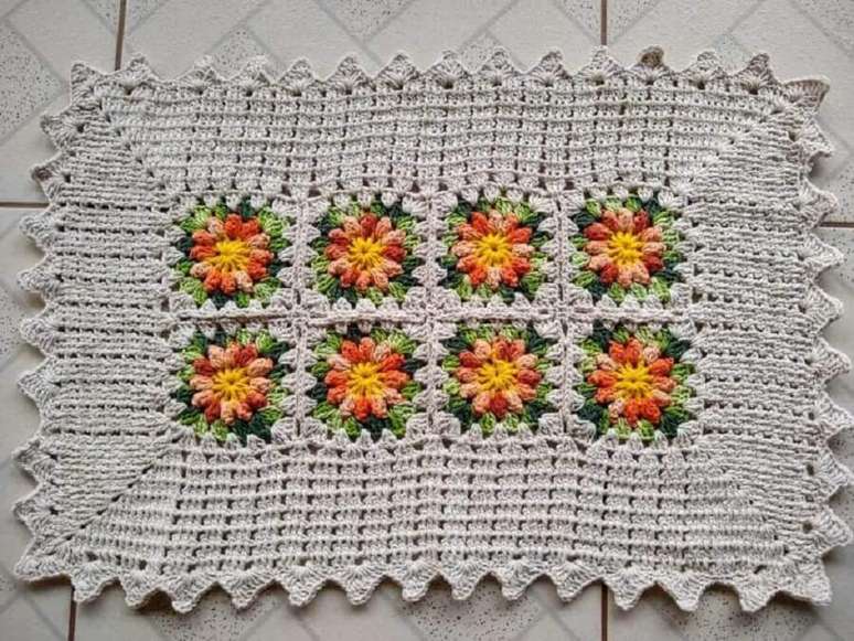 41. Modelo simples de tapete de crochê com flores – Foto: Lêju Crochê