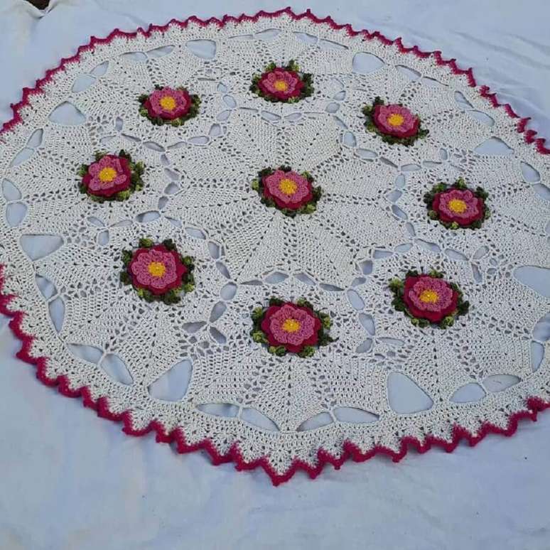 42. Modelo simples e redondo de tapete de crochê com flores – Foto: Crochê Belo Crochê