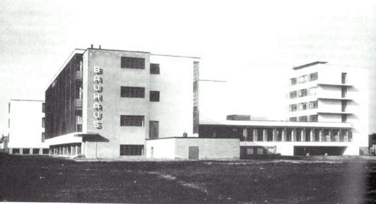 O prédio da Bauhaus em Dessau (projeto W.Gropius)