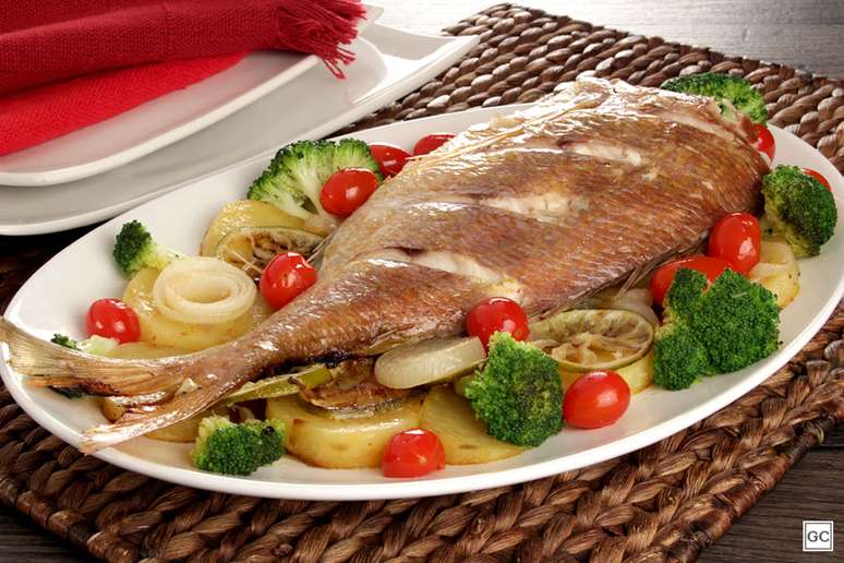 Peixe pargo assado com legumes