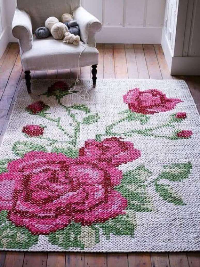 45. Lindo modelo de tapete de crochê com flores cor de rosa para decoração de sala com piso de madeira – Foto: Restauro e Restyling
