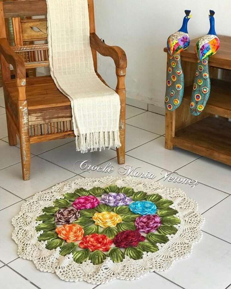 46. Sala decorada com tapete de crochê redondo com flores coloridas – Foto: Crochê Maria Veronez
