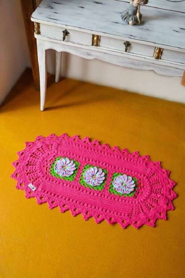 47. Modelo de tapete crochê oval com flor – Foto: Pinterest