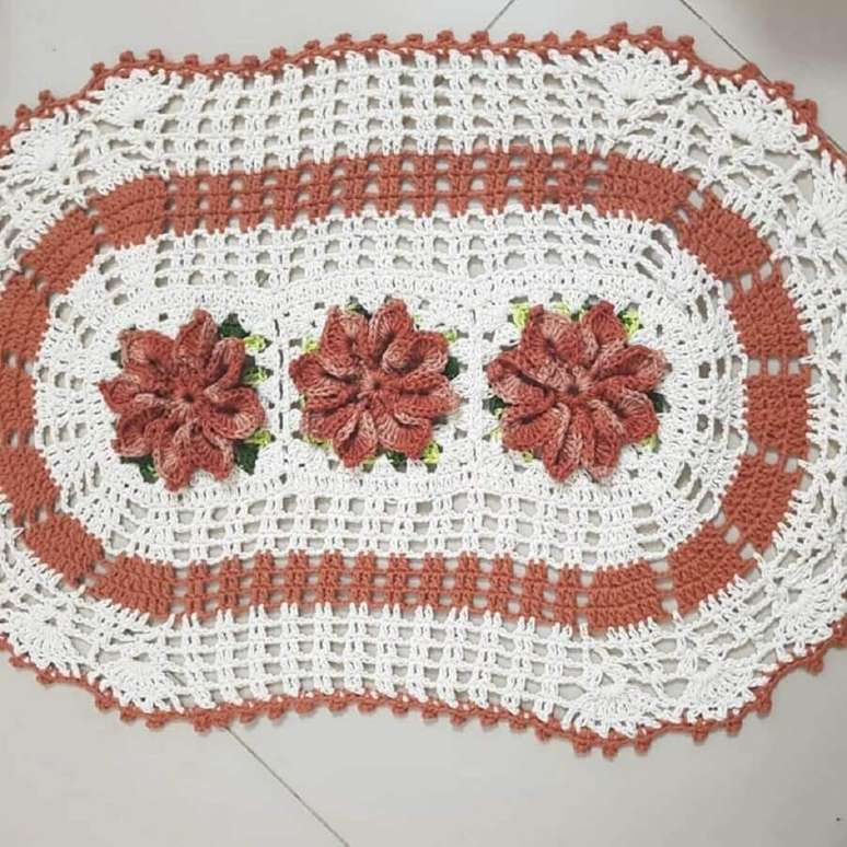 48. Tapete crochê oval com flor – Foto: Lu – Tapetes Artesanais