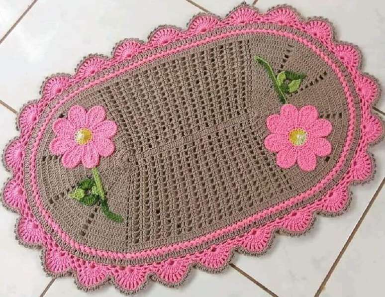 50. Tapete crochê oval com flor rosa – Foto: Cici Crochê