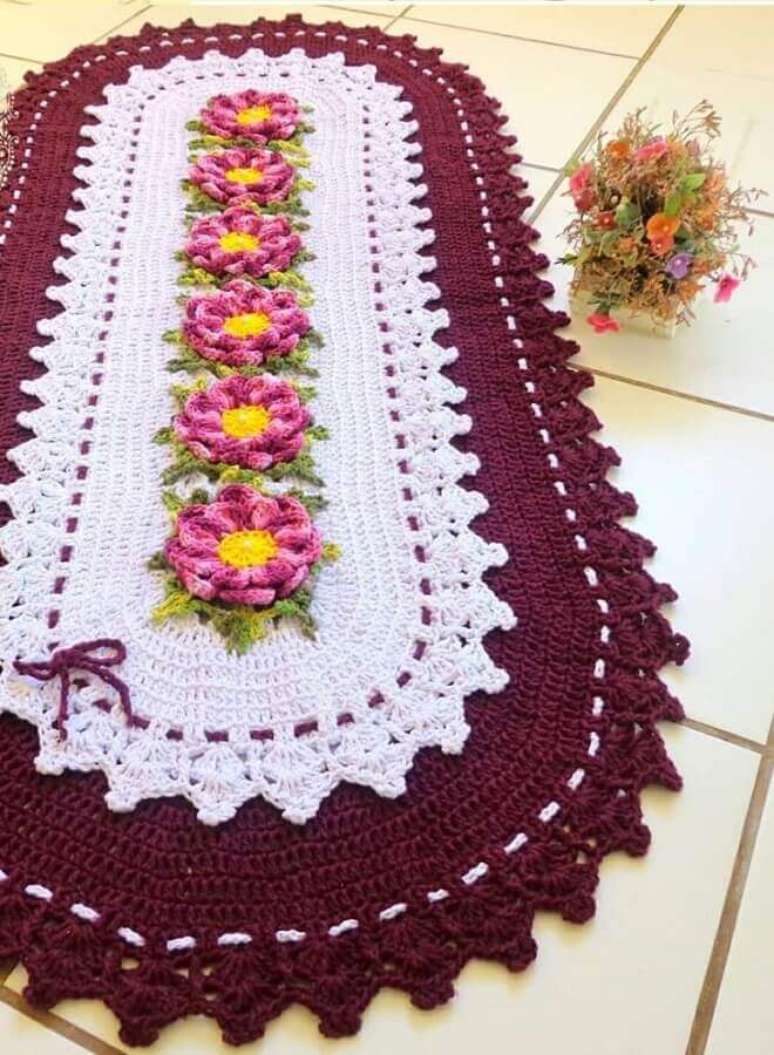 52. Flor de crochê para tapete oval na cor branco e marsala – Foto: Idy Oliveira – Melanina Artes