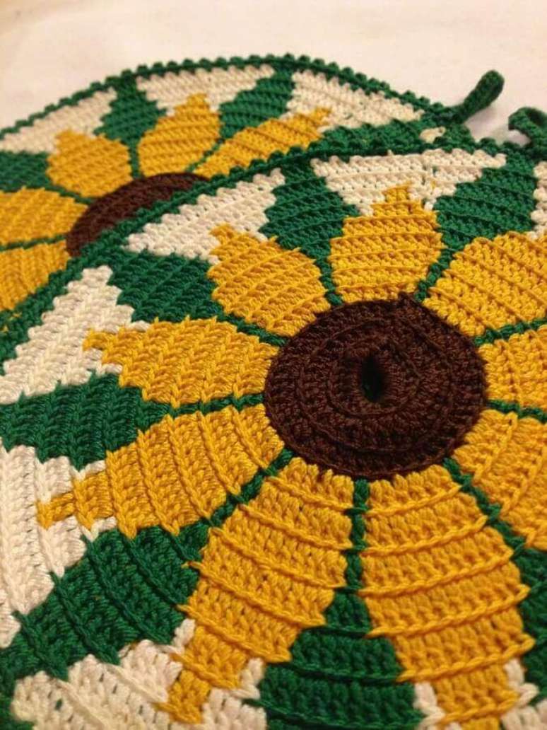 54. Lindo tapete de crochê com flores amarelas – Foto: Home Design Collection