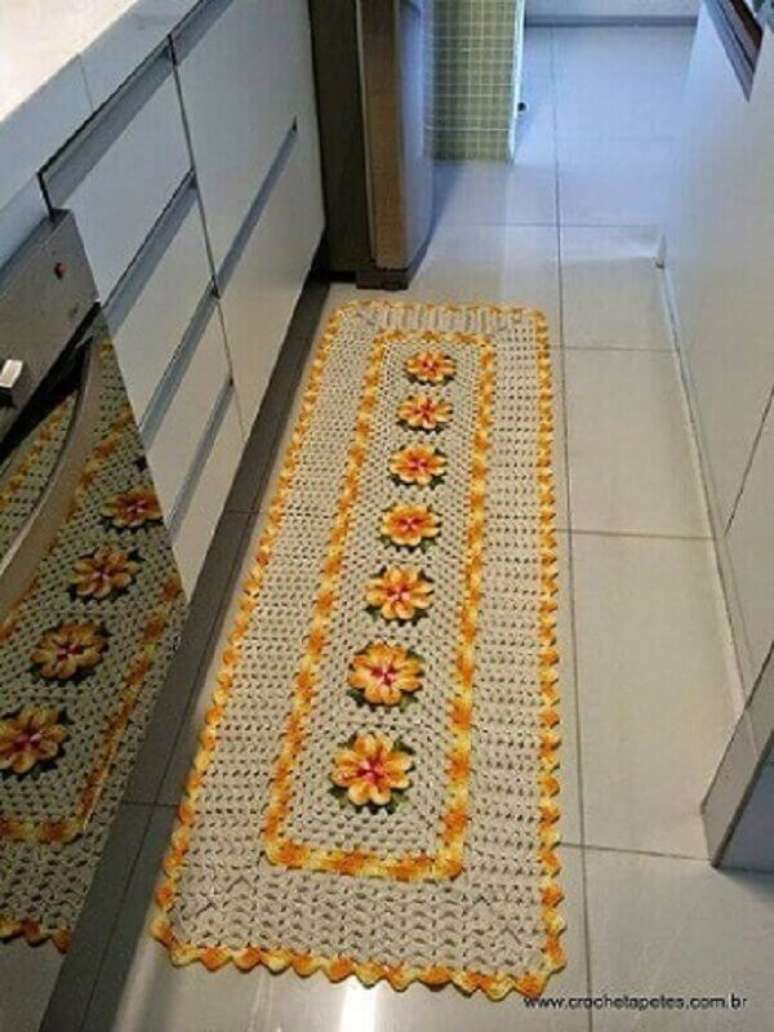 4. Decoração simples com tapete de crochê com flores para cozinha – Foto: Crochê Tapetes