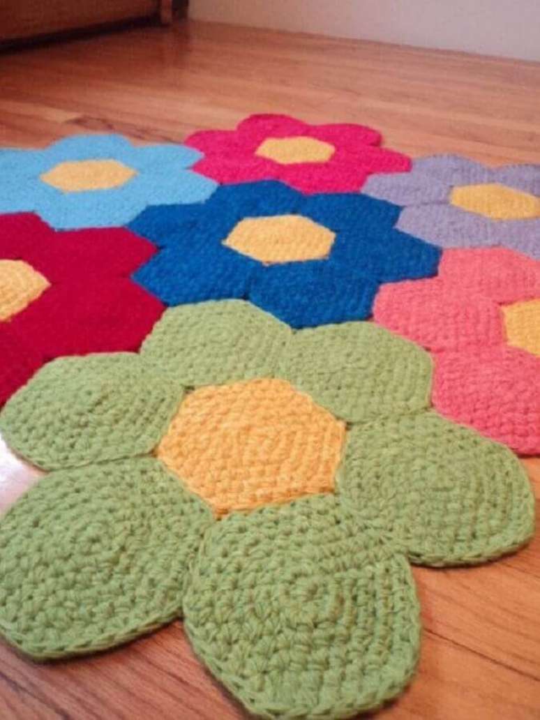 1. No mercado é possível encontrar diversos modelos de tapete de crochê com flores – Foto: Arteirices e Costurices