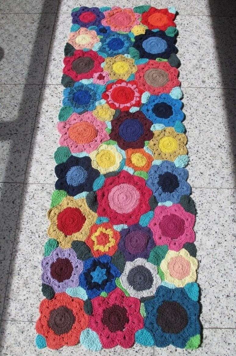 55. Tapete de crochê com flores coloridas – Foto: Ponto dos Bordados