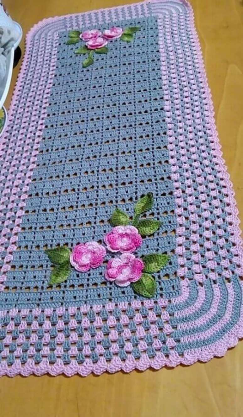 56. Modelo simples de tapete de crochê com flores rosa – Foto: Mary Matos