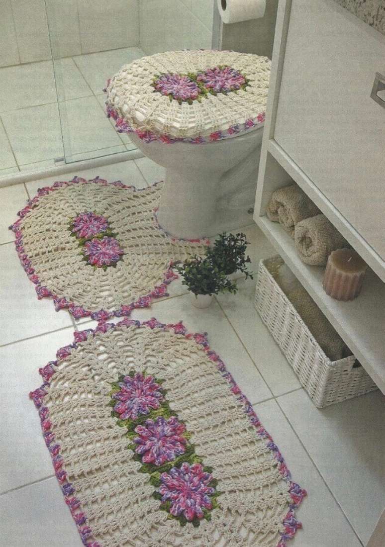 57. Tapete de crochê com flores lilás para decoração de banheiro todo branco – Foto: Pinterest