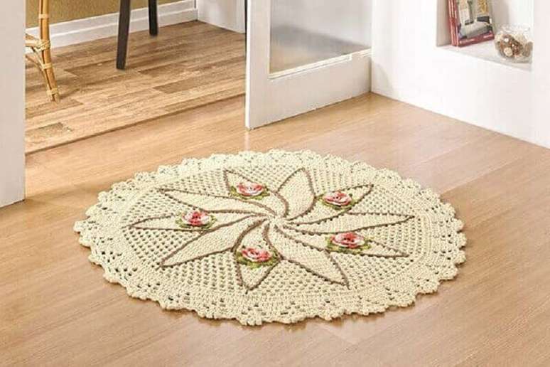 60. Delicado tapete de crochê redondo com flores para decoração de piso de madeira – Foto: Pinterest