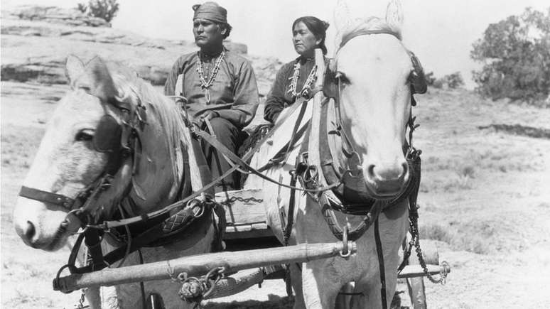 Homem e mulher Navajo em uma carruagem, 1939: Programa de controle de natalidade do governo, anos depois, fez milhares de vítimas