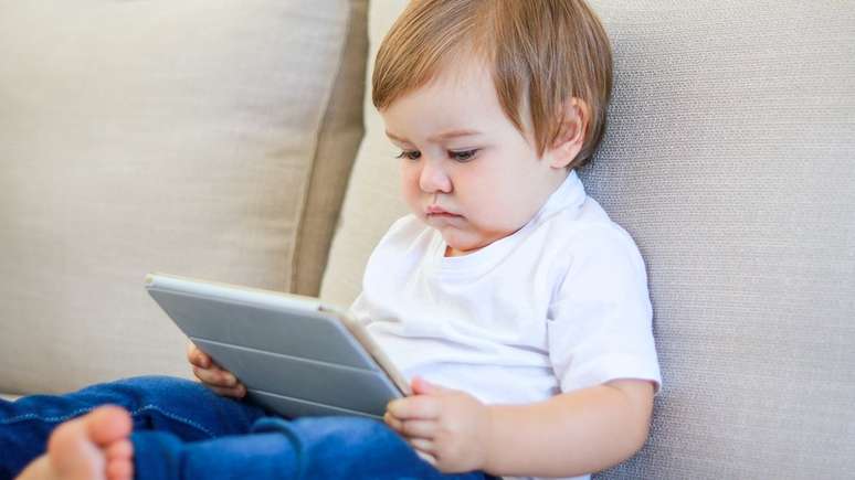 Especialistas canadenses e americandos dizem que crianças não devem usar telas antes de completar 18 meses de idade