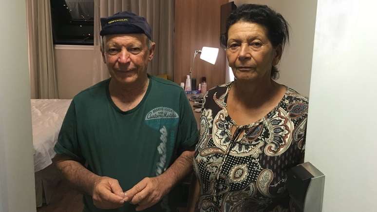 Geraldo e Vera na porta do quarto de hotel para onde foram levados pela Vale