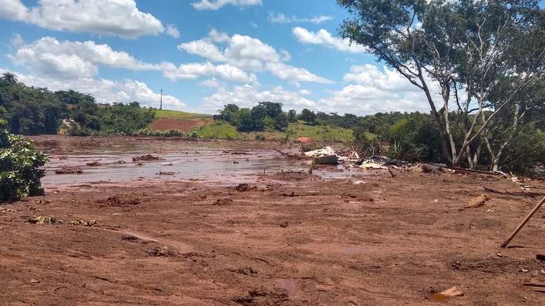 Imagem registrada na segunda-feira mostra que a lama já começou a endurecer nas extremidades. Porém, no centro, onde ficava a casa de Geraldo e Vera, continua mole