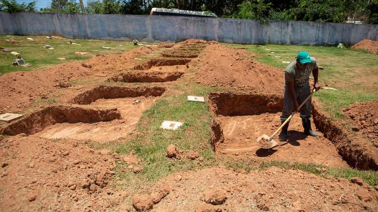 Homem abre covas no cemitério Parque das Rosas onde maior parte dos corpos da tragédia em Brumadinho serão enterrados