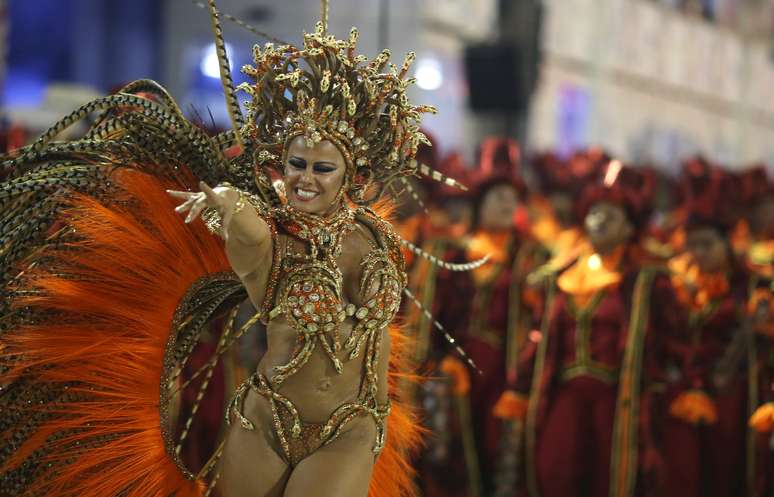 Viviane Araújo em ação durante desfile do Salgueiro