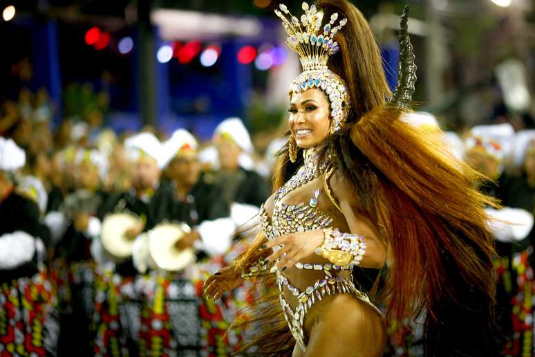 Gracyanne Barbosa em desfile da União da Ilha