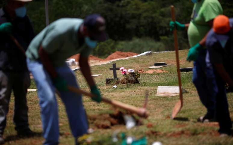 Trabalhadores preparam local para enterro de vítimas de colapso de barragem em Brumadinho 29/1/2019 REUTERS/Adriano Machado