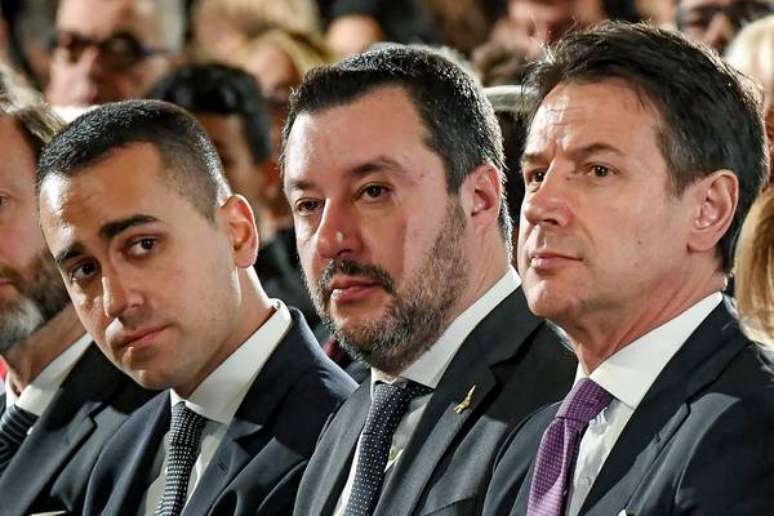 Matteo Salvini em meio ao vice-premier Luigi Di Maio (esquerda) e ao primeiro-ministro Giuseppe Conte (direita)