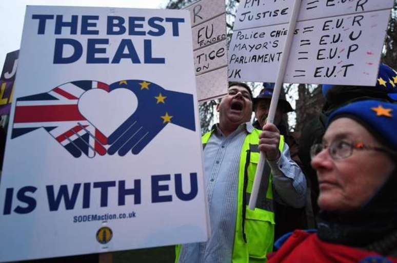 Britânicos protestam contra o Brexit em frente ao Parlamento do Reino Unido, em Londres