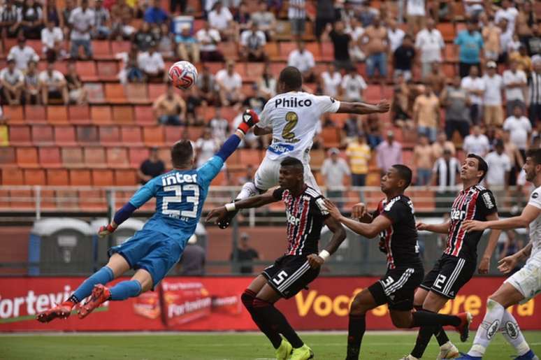 Luiz Felipe marca o primeiro gol do Santos no clássico do último domingo