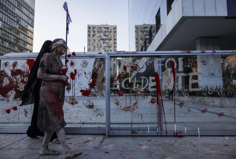 Manifestantes com os corpos cobertos de lama realizam protesto contra a empresa Vale, em frente à sede da mineradora, na zona sul do Rio de Janeiro, nesta segunda-feira, 28. No dia 25 de janeiro, a barragem da Mina do Feijão, operada pela mineradora Vale, localizada na cidade de Brumadinho (MG), rompeu despejando cerca de 12 milhões de metros cúbicos de rejeitos na região