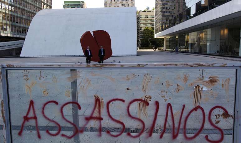 Manifestantes com os corpos cobertos de lama realizam protesto contra a empresa Vale, em frente à sede da mineradora, na zona sul do Rio de Janeiro, nesta segunda-feira, 28. No dia 25 de janeiro, a barragem da Mina do Feijão, operada pela mineradora Vale, localizada na cidade de Brumadinho (MG), rompeu despejando cerca de 12 milhões de metros cúbicos de rejeitos na região