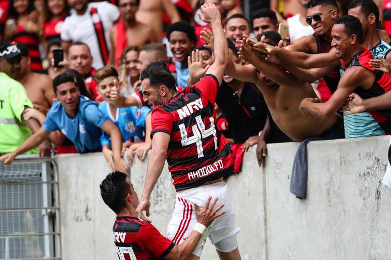 Rhodolfo, do Flamengo, comemora após marcar gol na partida contra o Bangu, válida pela 1ª rodada da Taça Guanabara