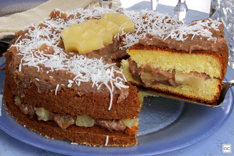 Bolo de abacaxi com coco