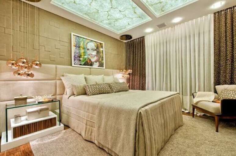 9- O quarto de casal tem os principais detalhes de decora&ccedil;&atilde;o na cor palha. Fonte: Decora&ccedil;&atilde;o 30.