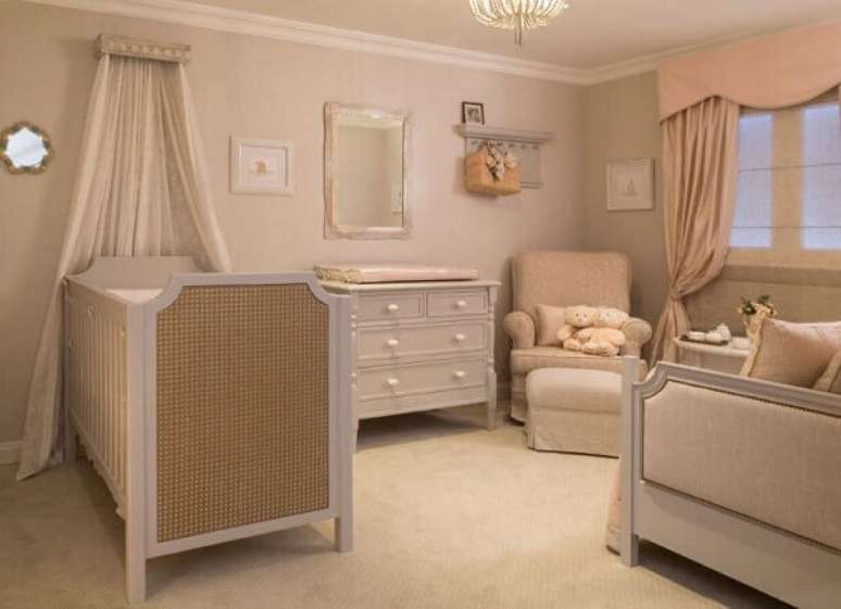 11- O quarto do bebê foi decorado com móveis clássicos na cor palha e branco. Fonte: ContruindoDECOR