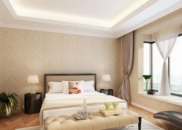 19- O quarto de casal foi decorado com papel de parede na cor palha e cortina em tom de camur&ccedil;a. Fonte: Pinterest