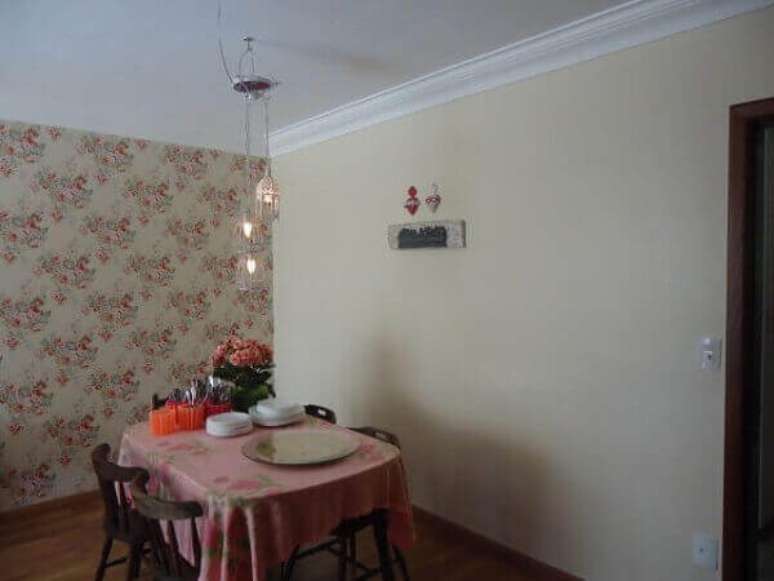 21- A cor palha do fundo do papel de parede combina com o mesmo tom de tinta do ambiente. Fonte: Pinterest