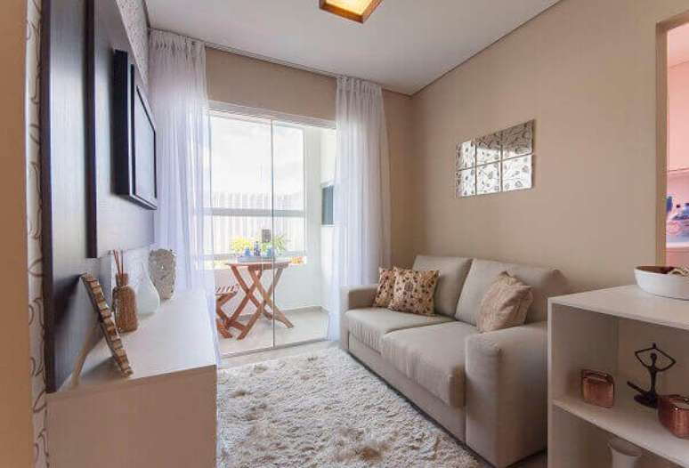 27- O apartamento pequeno foi decorado com papel de parede e mobiliário na cor palha. Fonte: Blog da MRV