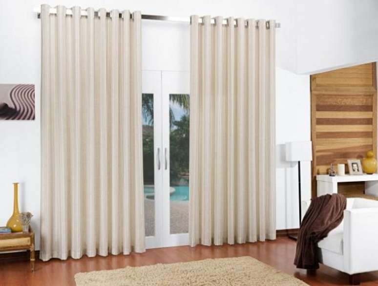 29- As cortinas na cor palha s&atilde;o neutras e permitem um equil&iacute;brio na decora&ccedil;&atilde;o. Fonte: Magazine Luiza