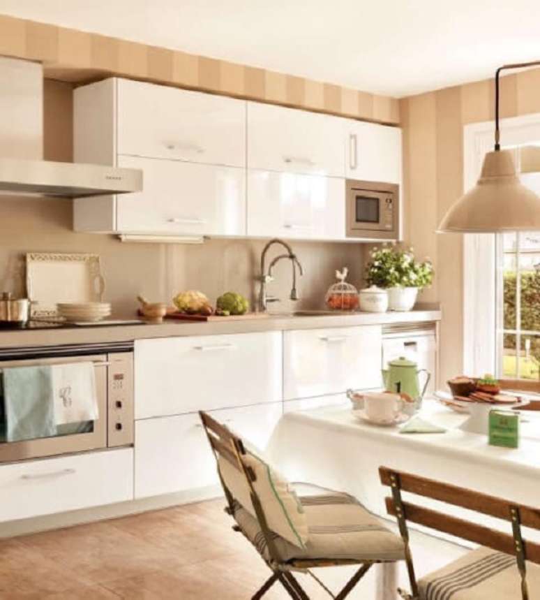 30- Os acessórios da cozinha moderna são da cor palha. Fonte: Mauricio Gebara Arquitetura