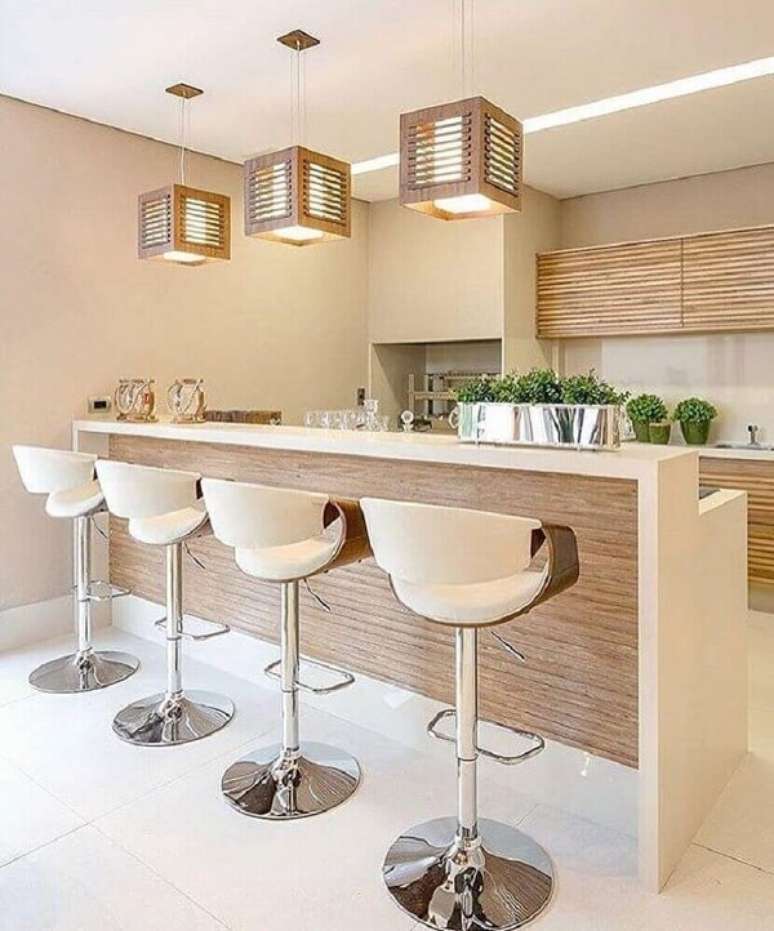 32- No espa&ccedil;o gourmet os m&oacute;veis e lustres em madeira natural foram combinados com paredes e bancada na cor palha. Fonte: Pinterest