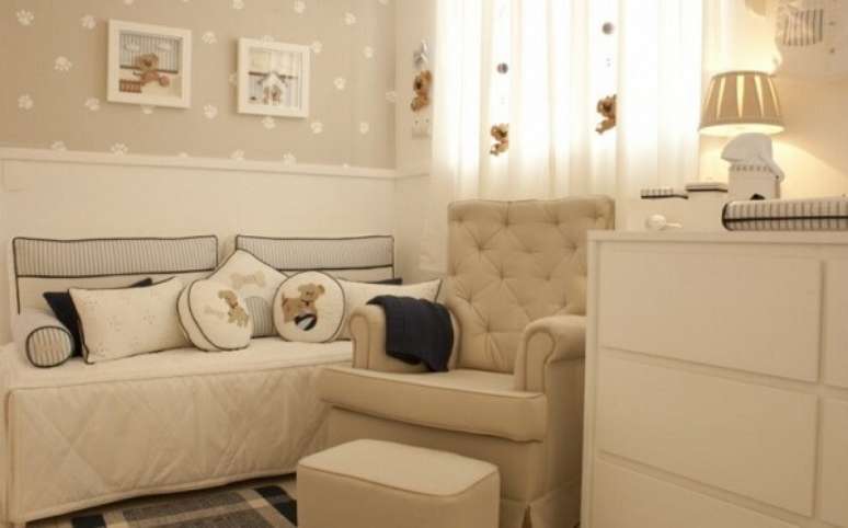33- A leveza da decora&ccedil;&atilde;o do quarto de beb&ecirc; se deve a cor palha e camur&ccedil;a das paredes e objetos. Fonte: ConstruindoDECOR