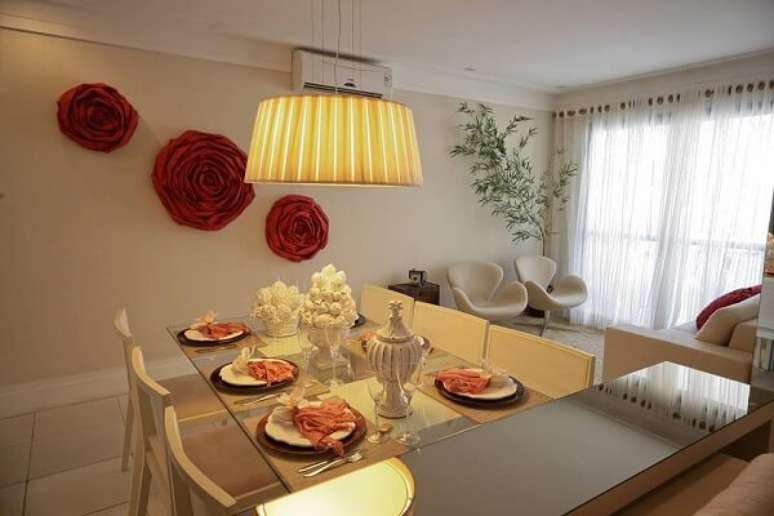 36- As flores vermelhas contrastam na parede e s&atilde;o real&ccedil;adas pela tonalidade da cor palha. Fonte: Construindo Minha Casa Clean