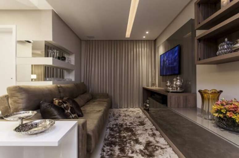 37- A cor camur&ccedil;a dos estofados combina com a cor palha das paredes e cortina. Fonte: ConstruindoDECOR