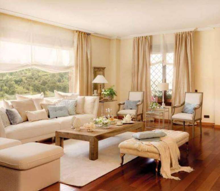 40- A tinta cor palha complementa a decora&ccedil;&atilde;o da sala com m&oacute;veis cl&aacute;ssicos. Fonte: Pinterest