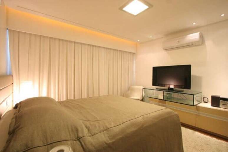 42- O conforto visual do dormitório de casal foi valorizado pela cor palha das cortinas e paredes. Fonte: Cultura Mix