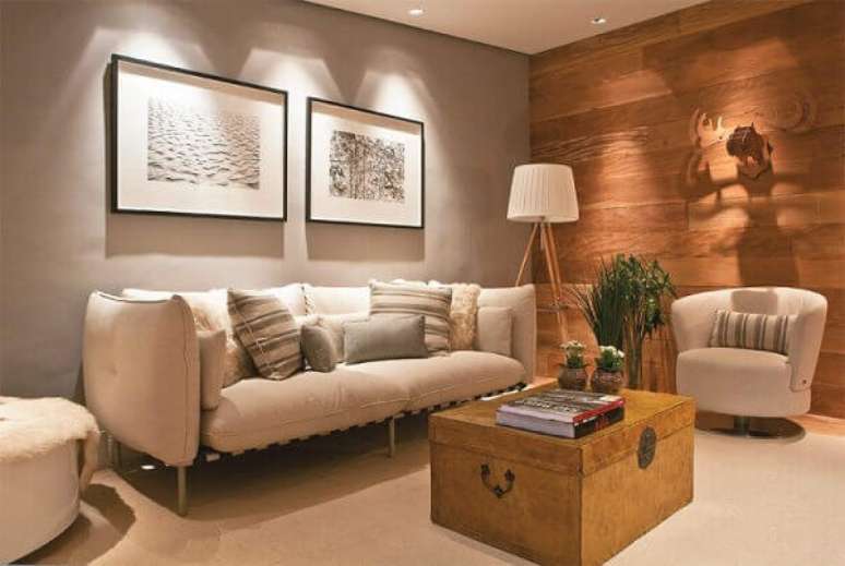 8- A cor palha combina com o tom da parede em madeira natural. Fonte: ConstruindoDECOR